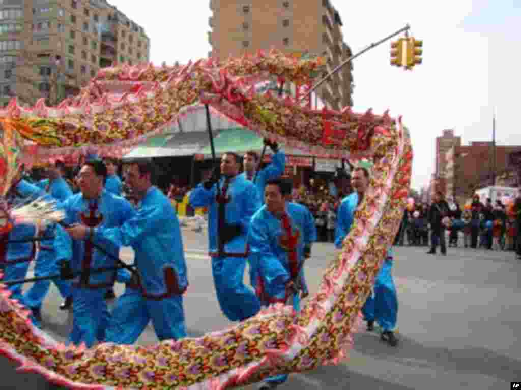 舞龍隊伍中有不少美國人