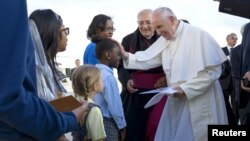 El Papa Francisco saluda a un estudiante de quinto grado de East New York, Brookling a su llegada al aeropuerto internacional John F. Kennedy.