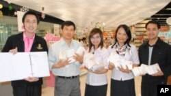 ชมภาพผู้โชคดี ได้รับของขวัญปีใหม่จากวีโอเอไทย และศูนย์หนังสือจุฬา (ชุดที่ 1)