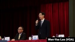 鸿海科技集团董事长刘扬伟11月12日于台湾土城鸿海总部谈话。（美国之音记者李玟仪摄）