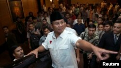 Kandidat presiden Prabowo Subianto usai bertemu dengan para anggota koalisi di sebuah hotel di Jakarta (10/7). 