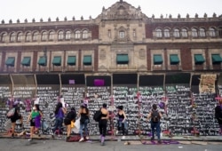 Protesta en el Día Internacional de la Mujer, frente al Palacio Nacional, en la Ciudad de México, México, el 8 de marzo de 2021.