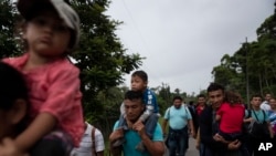 Para migran asal Honduras dan anak-anak mereka dalam rombongan kafilah migran berusaha memasuki Amerika Serikat, sedang berjalan di Entre Rios, Guatemala, 16 Januari 2020.