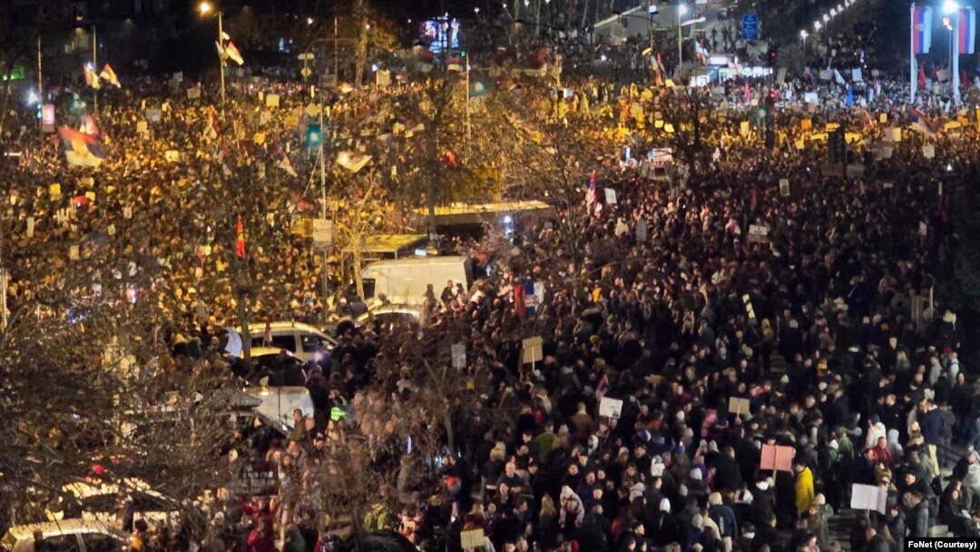 Panoramski snimak protesta i blokade moste Slobode u Novom Sadu