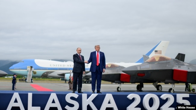 资料照片：美国总统特朗普与俄罗斯总统普京在阿拉斯加州埃尔门多夫·理查森联合基地握手。(2025年8月15日)