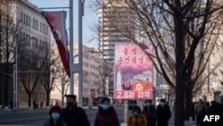 8일 북한 평양 거리에 건군절 선전물이 걸려있다.
