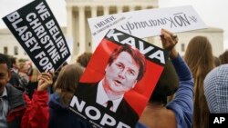 Des manifestants devant la Cour suprême tiennent des pancartes avec une image du juge Brett Kavanaugh à Washington, le 24 septembre 2018.