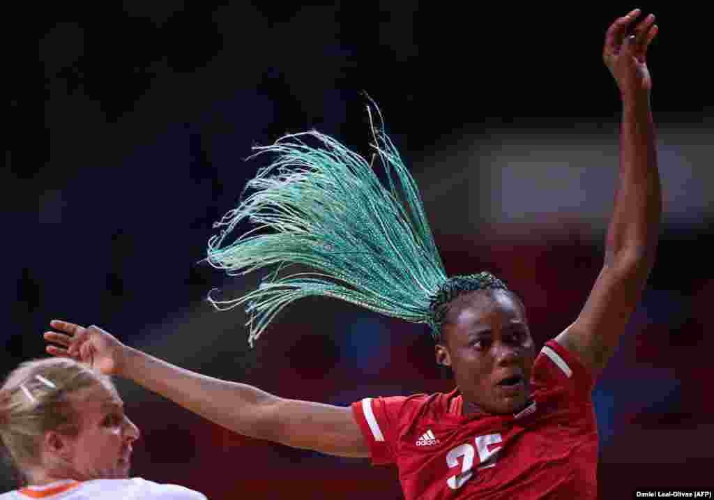 Jogos Olímpicos 2020 - angolana Azenaide Carlos em acção em jogo preliminar do grupo A de andebol com a Holanda. Tóquio, 29 de Julho 2021