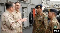 Pemimpin militer AS Laksamana Mike Mullen (kiri) berbicara dengan pemimpin militer Pakistan Jenderal Ashfaq Kayani, dan kepala badan intelijen Pakistan, Ahmad Shuja Pasha (kanan) - (foto: dok).