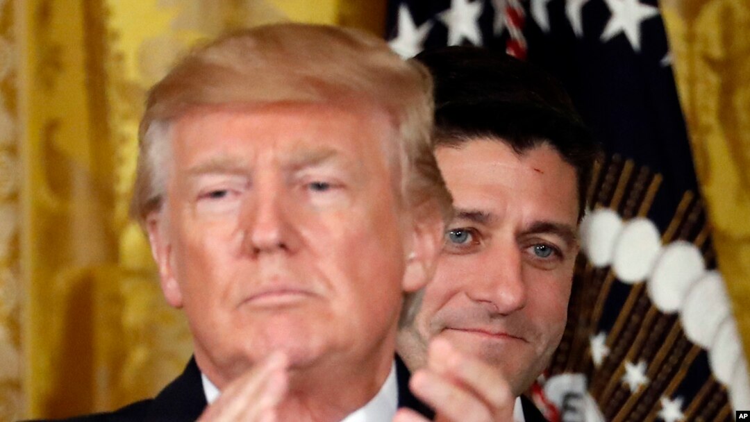 Tổng thống Hoa Kỳ Donald Trump và Chủ tịch Hạ viện Paul Ryan đứng phía sau.