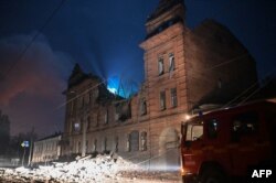 Esta fotografía tomada el 3 de noviembre de 2023 muestra un edificio dañado tras un ataque nocturno con drones rusos en Járkov, en medio de la invasión rusa de Ucrania. (Foto de SERGEY BOBOK / AFP)