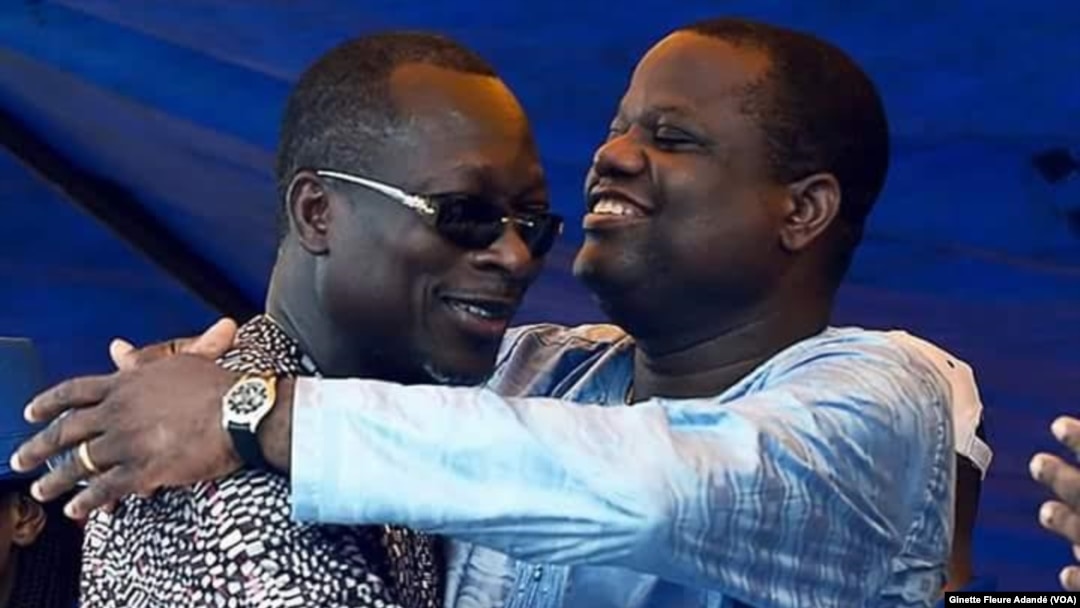 Sébastien Ajavon, patron des patrons, à droite, et le président Patrice Talon, tous deux candidats à la dernière présidentielle, s’embrassent pendant la campagne électorale, Cotonou, Bénin, 2016. VOA/Ginette Adande.