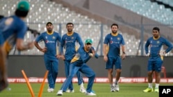 Watched by team mates, Pakistan's Mohammad Amir, third right, practices taking catches during a training session ahead of the ICC World Twenty20 2016 match against India in Kolkata, India, March 18, 2016. 