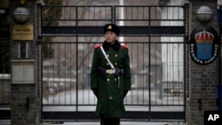 Polisi di depan pintu gerbang Kedutaan Besar Swedia di Beijing, China, 14 Februari 2019. (Foto: dok).