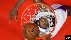 Pebasket DeAndre Jordan saat memasukkan bola ke dalam net saat bertanding melawan klub Orlando Magic di Los Angeles, 11 Januari 2017. (AP Photo/Mark J. Terrill)