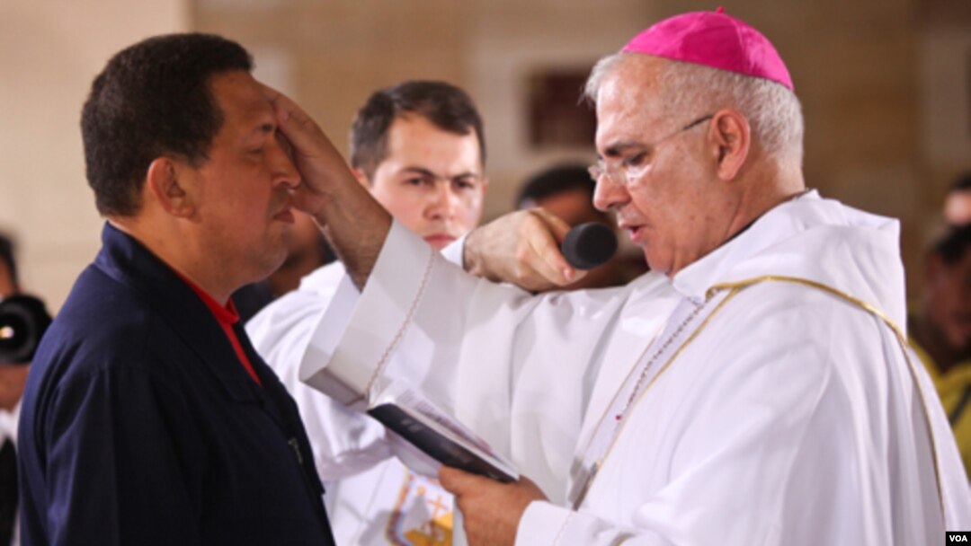 Pastor Mario Moronta mendoakan kesembuhan bagi Presiden Venezuela Hugo Chavez dalam upacara misa di Caracas (12/7).