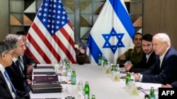 Menteri Luar Negeri AS Antony Blinken (kedua dari kiri) bertemu dengan mantan kepala staf militer Israel Gadi Eisenkot (tidak ada dalam gambar) dan mantan Menteri Pertahanan Israel Benny Gantz (kanan) di Tel Aviv, 8 Februari 2024. (Mark Schiefelbein / POOL / AFP)