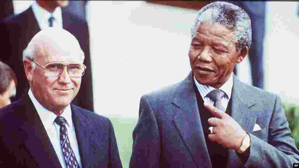 South African State President Frederik Willem de Klerk, left, and Deputy President of the African National Congress Nelson Mandela, right, prior to talks between the ANC and the South African government, Cape Town, May 2, 1990.