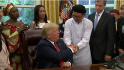 Ông A Ga và Lương Xuân Dương trong số thành viên phái đoàn 17 quốc gia gặp tổng thống Trump tại Oval Office ngày 17 tháng Bảy.