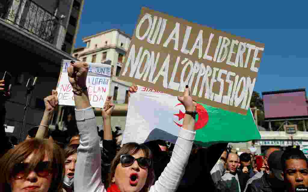 Waandamanaji mjini Algiers wakimtaka Bouteflika asigombania mhula wa 5
