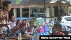 Sejumlah Difabel berinteraksi di Bazar UMKM penyandang disabilitas di Balai Kota Solo, Senin, 20 Agustus 2018. (Foto: Yudha Satriawan/VOA)