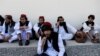 Prisioneros recién liberados por los talibanes esperan sentados en la prisión de Pul-i-Charkhi, en Kabul, Afganistán.