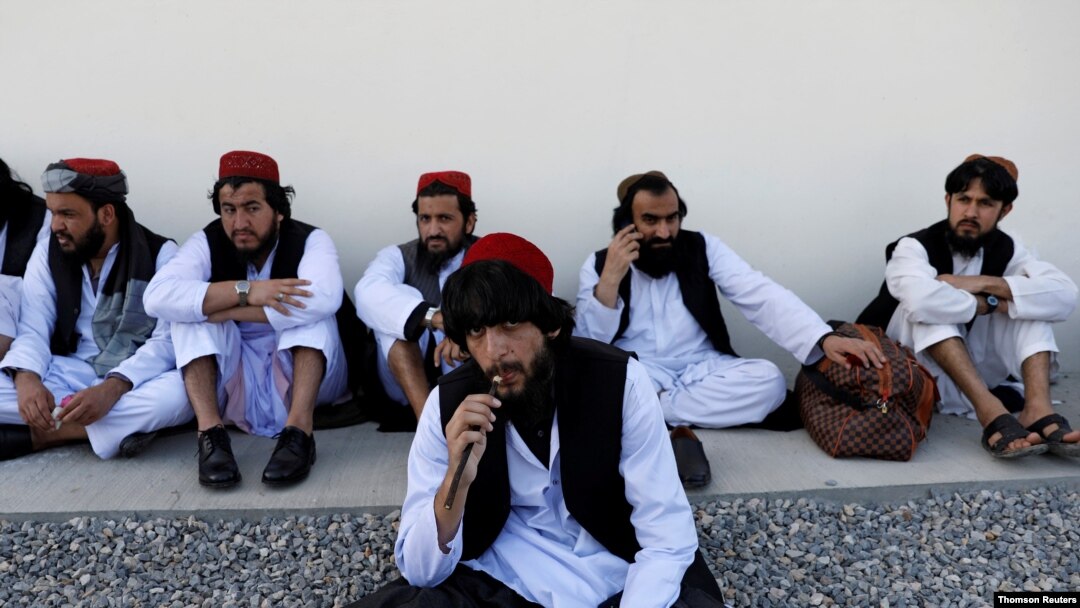Prisioneros recién liberados por los talibanes esperan sentados en la prisión de Pul-i-Charkhi, en Kabul, Afganistán.