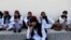 Prisioneros recién liberados por los talibanes esperan sentados en la prisión de Pul-i-Charkhi, en Kabul, Afganistán.