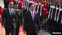 Vietnam's Prime Minister Nguyen Tan Dung, center, and Thailand's Prime Minister Prayuth Chan-ocha review the honor guard during a welcoming ceremony at Government House in Bangkok, Thailand, July 23, 2015.