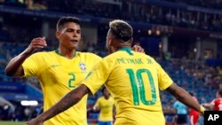 Thiago Silva, à gauche, juible avec Neymar après une but contre la Serbie, Russie, le 27 juin 2018.