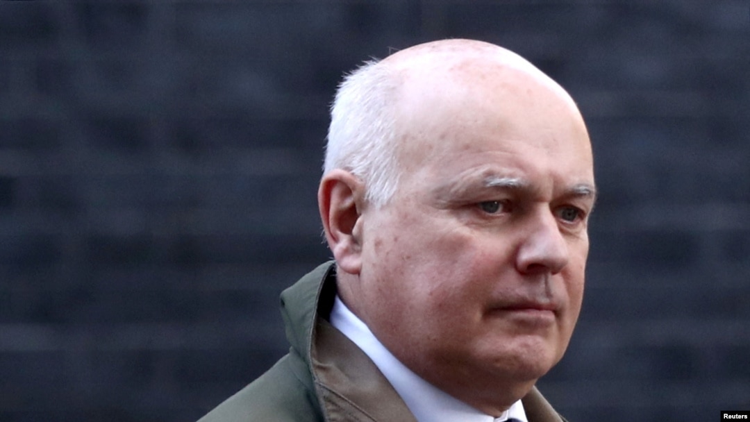有份牽頭聯署的保守黨議員施志安（Iain Duncan Smith，又譯史密斯）。
