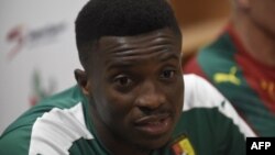 Le skipper de l'équipe nationale camerounaise de football Benjamin Moukandjo lors d'un point de presse avant son match de qualification à la Coupe du Monde de la FIFA contre le Nigeria au Nigeria le 31 août 2017.