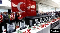 တူရကီလေဆိပ် တိုက်ခိုက်မှုတွင်း အသက်ဆုံးခဲ့ရသူများ အောက်မေ့ဖွယ်။ (ဇွန် ၃၀၊ ၂၀၁၆)