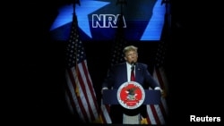 Mantan Presiden AS dan calon presiden dari Partai Republik Donald Trump berbicara pada Forum Kepresidenan National Rifle Association (NRA) di Pennsylvania Farm Show Complex & Expo Center, di Harrisburg, Pennsylvania, AS, 9 Februari 2024. (Foto: REUTERS/Leah Millis)