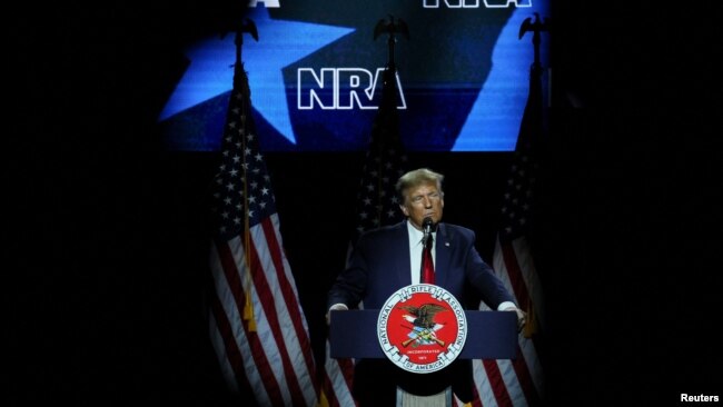 Ish Presidenti Donald Trump gjatë takimit të organizuar nga Shoqata Kombëtare e Armëve, Harrisburg, të Pensilvanisë, 9 shkurt, 2024.