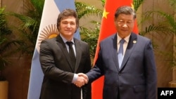 Fotografía difundida por la presidencia argentina del mandatario Javier Milei estrechando la mano del líder chino Xi Jinping durante una reunión bilateral en el marco de la cumbre del G20 en Río de Janeiro, Brasil, el 19 de noviembre de 2024. 