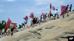 Сторонники флага Конфедерации поднимаются на Каменную гору в знак протеста против того, что, по их мнению, является атакой на наследие Юга, во время митинга в парке Стоун-Маунтин, штат Джорджия.