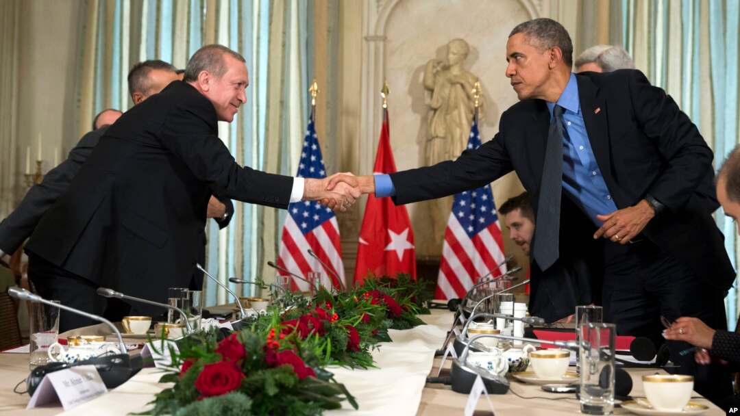 Presiden AS Barack Obama (kanan) berjabat tangan dengan Presiden Turki Recep Tayyip Erdogan setelah pertemuan bilateral di Paris, Selasa (1/12).