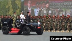 Presiden Joko Widodo memeriksa pasukan dalam upacara HUT Tentara Nasional Indonesia (TNI) ke-72 di Dermaga Indah Kiat Cilegon. (Foto ilustrasi).