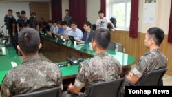 지난 4일 비무장지대(DMZ) 지뢰폭발 사고 당시 작전에 참가한 장병들이 11일 경기도 고양시 덕양구 국군고양병원에서 기자회견을 열고 당시 상황을 설명하고 있다.