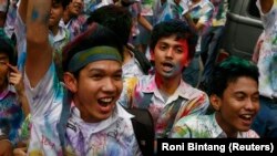 Siswa Sekolah Menengah Umum (SMU) merayakan berakhirnya ujian nasional di Medan, provinsi Sumatera Utara Indonesia 19 April 2012, sebagai ilustrasi. Para siswa akan lulus dari Kelas XII, sebelum melanjutkan ke universitas. (Foto: Reuters/Roni Bintang)