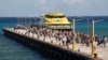 Turistas desembarca de un ferry en el muelle de Playa del Carmen, cerca de Cancún, México.