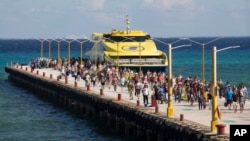 Turistas desembarca de un ferry en el muelle de Playa del Carmen, cerca de Cancún, México.