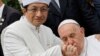 El papa Francisco besa la mano del gran imán de la Mezquita Istiqlal, Nasaruddin Umar, después de una reunión interreligiosa con líderes religiosos en la Mezquita Istiqlal en Yakarta, Indonesia, el 5 de septiembre de 2024. YASUYOSHI CHIBA/Pool vía REUTERS 