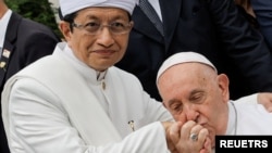 El papa Francisco besa la mano del gran imán de la Mezquita Istiqlal, Nasaruddin Umar, después de una reunión interreligiosa con líderes religiosos en la Mezquita Istiqlal en Yakarta, Indonesia, el 5 de septiembre de 2024. YASUYOSHI CHIBA/Pool vía REUTERS 