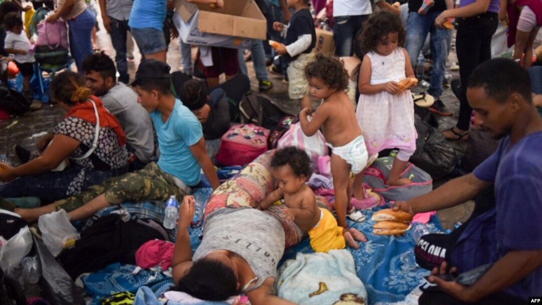 Ribuan migran Honduras beristirahat di Lapangan Utama kota Tapachula, negara bagian Chiapas, Meksiko (21/10). 
