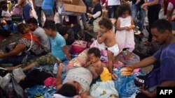 Ribuan migran Honduras beristirahat di Lapangan Utama kota Tapachula, negara bagian Chiapas, Meksiko (21/10). 