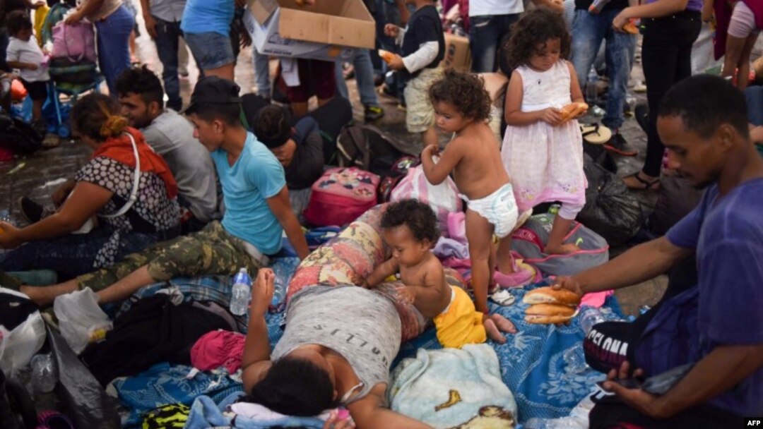 Migranti iz Hondurasa tokom odmora na glavnom trgu u Tapačuli, u meksičkoj državi Čijapas. (Foto: AFP/Johan ORDONEZ)