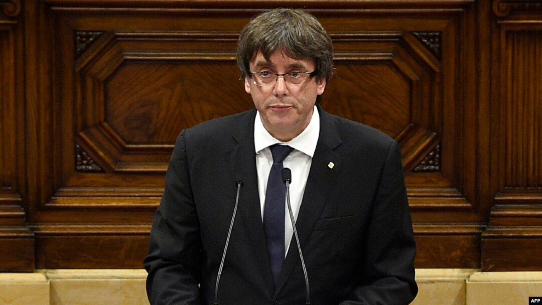 Carles Puigdemont, presiden regional Catalonia memberikan pidato di depan parlemen regional di Barcelona, Selasa (10/10). 