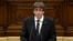 Carles Puigdemont, presiden regional Catalonia memberikan pidato di depan parlemen regional di Barcelona, Selasa (10/10). 